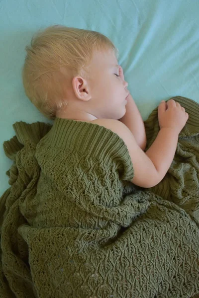 Baby Sleeping Knitted Blanket — Stockfoto