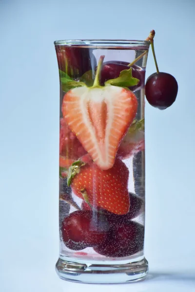 Refreshing Cold Drink Strawberries Cherries Raspberry — Stockfoto