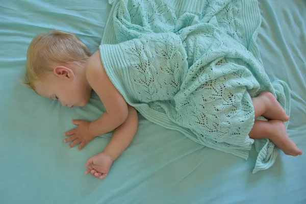Baby Sleeping Knitted Blanket — стоковое фото