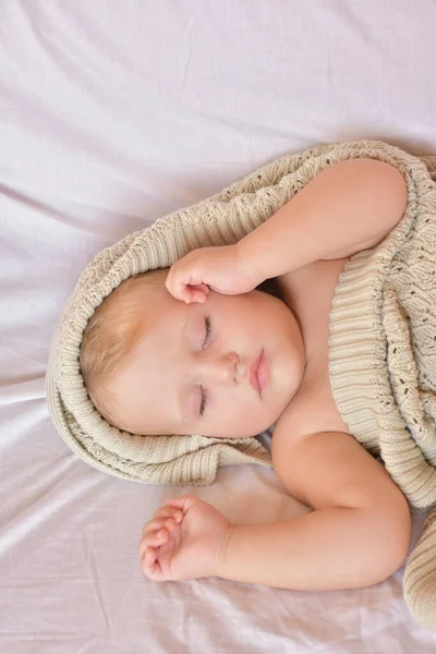 Дитина Спить Язана Ковдра — стокове фото