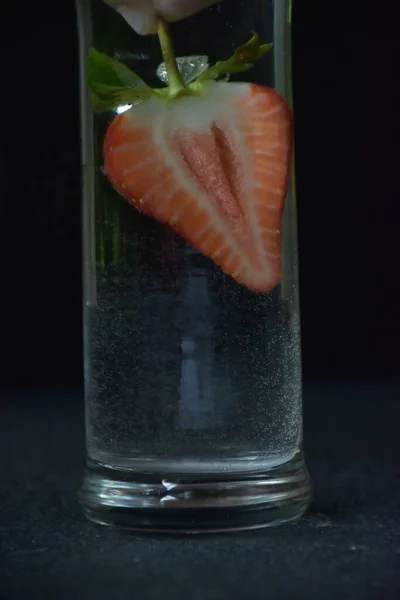 Drink Ice Cut Strawberry Served Glass Dark Background — 图库照片