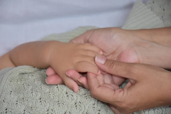 Close Mother Hands Holding Her Baby Hand Closeup — Stockfoto