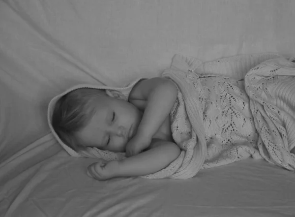 Baby Sleeping Knitted Blanket — стоковое фото