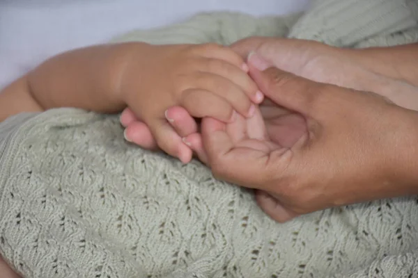 Close Mother Hands Holding Her Baby Hand Closeup — Fotografia de Stock