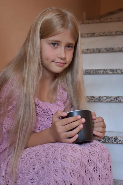 Close Portrait Blonde Adorable Girl Cup — Φωτογραφία Αρχείου