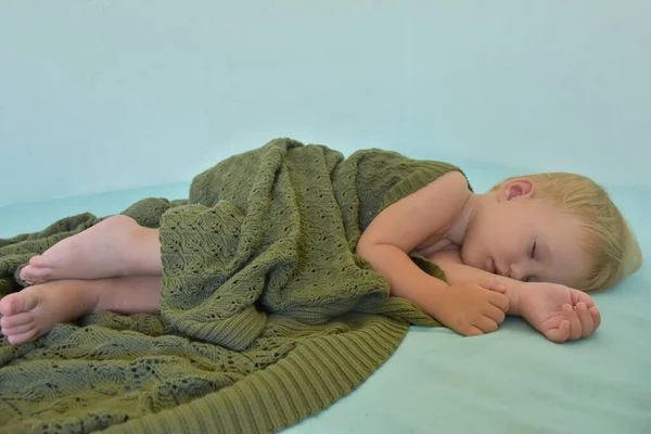 Baby Sleeping Knitted Blanket — Stock fotografie