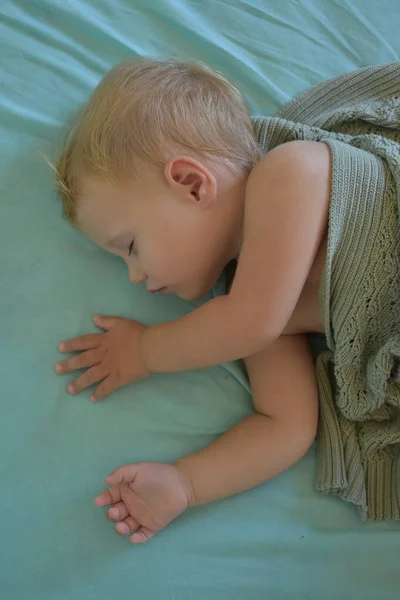 Baby Sleeping Knitted Blanket — стоковое фото