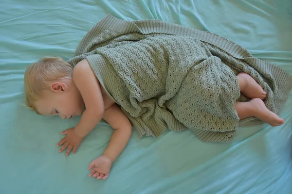 Baby Sleeping Knitted Blanket — Stock Photo, Image