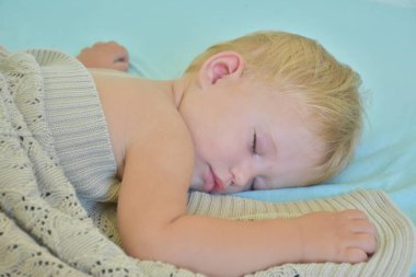 Bebek uyuyor ve örgü örüyor.