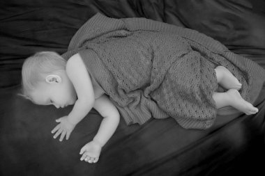 Bebek uyuyor ve örgü örüyor.