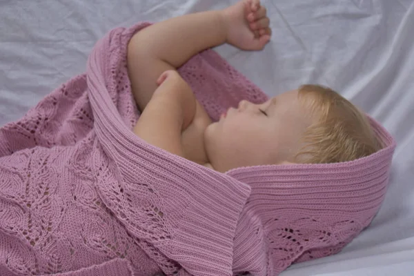 Baby Sleeping Knitted Blanket — стоковое фото