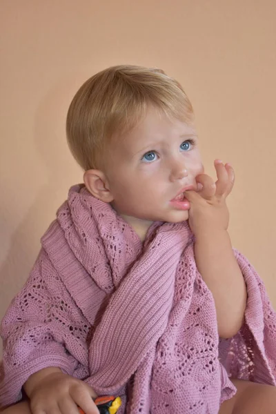 Baby Een Witte Achtergrond — Stockfoto