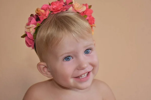 Child Wreath His Head — Stock Photo, Image