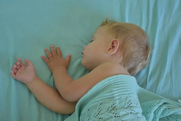 Baby Sleeping Knitted Blanket — ストック写真