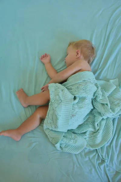 Baby Sleeping Knitted Blanket — ストック写真