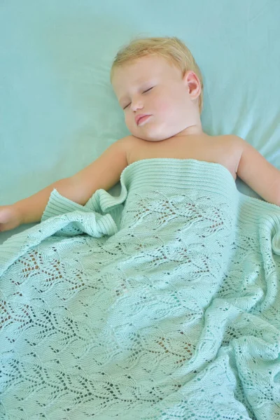 Baby Sleeping Knitted Blanket — Stockfoto