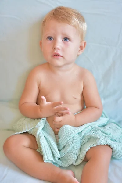Cute Toddler Boy Covered Green Knit Blanket Shower — 图库照片