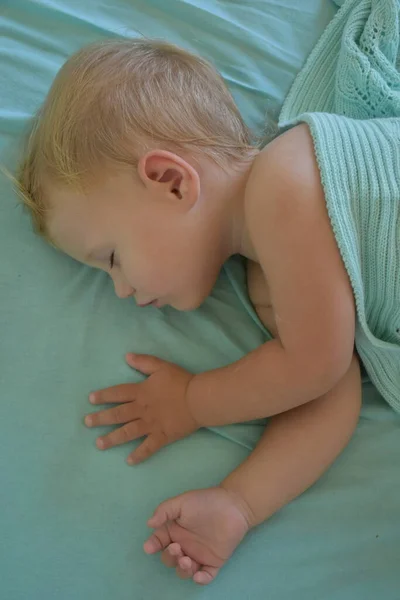 Baby Sleeping Knitted Blanket — Fotografia de Stock