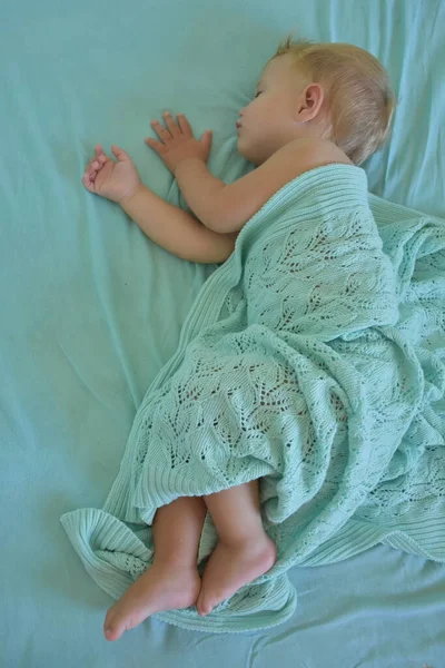 Baby Sleeping Knitted Blanket — Foto Stock