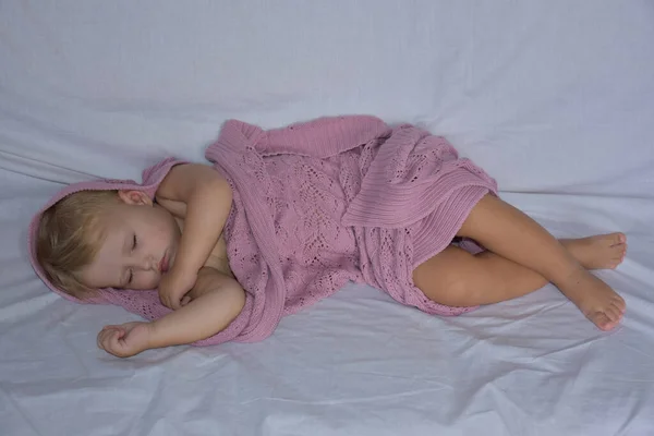 Baby Sleeping Knitted Blanket — Zdjęcie stockowe