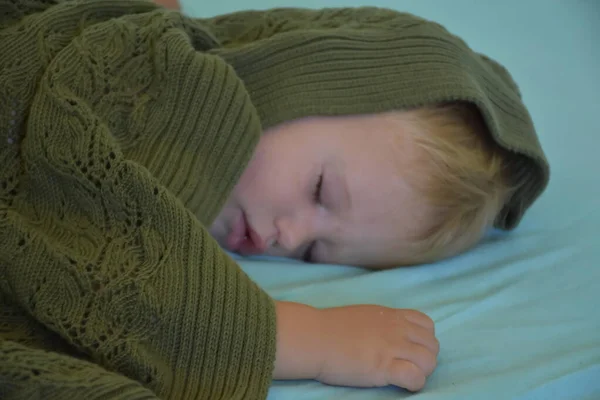 Baby Sleeping Knitted Blanket — Foto Stock