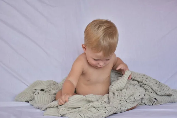 Baby Een Witte Achtergrond — Stockfoto