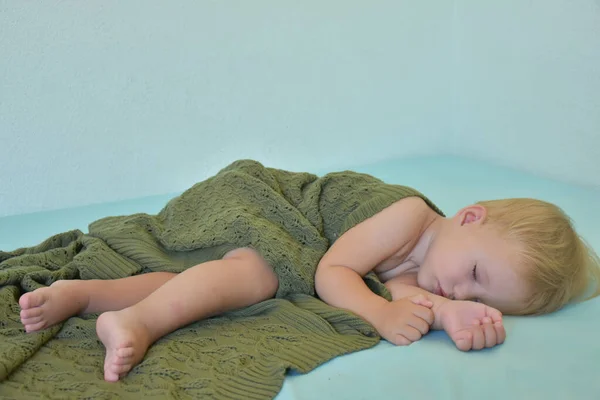 Baby Sleeping Knitted Blanket — Foto Stock