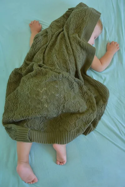 Baby Sleeping Knitted Blanket — стоковое фото