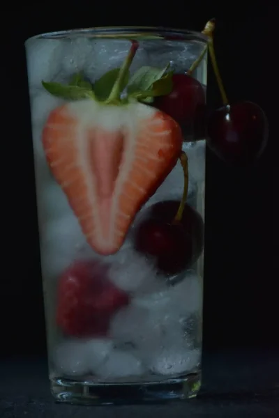 Drink Ice Cut Strawberries Cherries Served Glass — Φωτογραφία Αρχείου