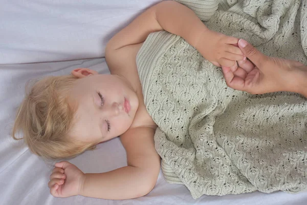 Baby Sleeping Knitted Blanket — Stockfoto