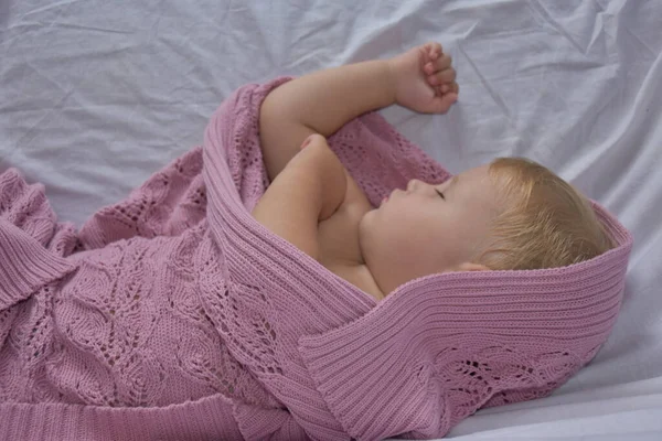 Baby Sleeping Knitted Blanket —  Fotos de Stock
