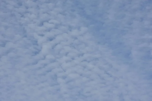 Κοιτάζοντας Τον Γαλάζιο Ουρανό Μουτζουρωμένα Άσπρα Χνουδωτά Σύννεφα — Φωτογραφία Αρχείου