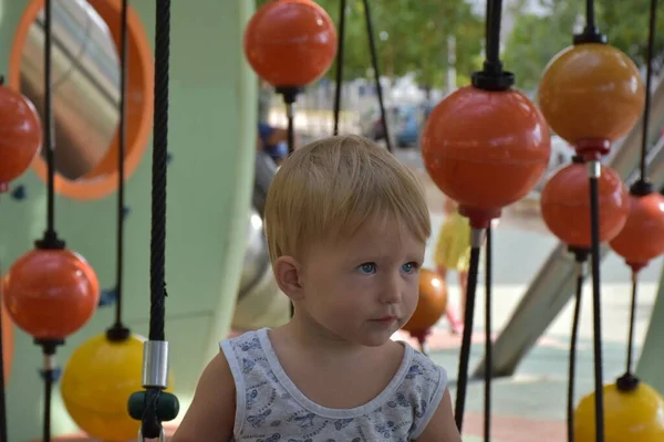 Маленький Хлопчик Грає Зовні Дитячому Майданчику Висячими Пластиковими Кульками — стокове фото