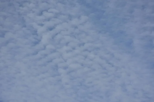 Looking Blue Sky Smudged White Fluffy Clouds — Fotografia de Stock