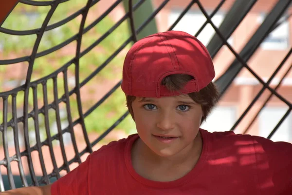 Αγόρι Κόκκινο Καπέλο Παίζει Έξω Στην Παιδική Χαρά Καθαρό Φόντο — Φωτογραφία Αρχείου