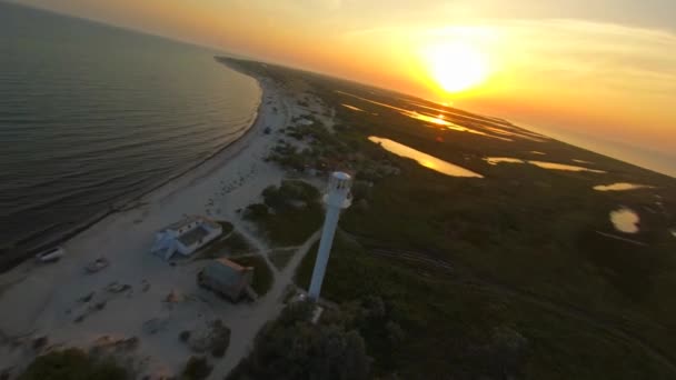 FPV Racing Drone Aerial Shot of Dzharylgach Island at Sunset. Широке узбережжя, безліч озер, старий і новий маяк і Чорне море. — стокове відео