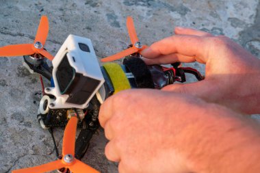 İn yakın Fpv dron quadcopter uçuş için hazırlanıyor, montaj eller mans. Eğitim süreci önce tamir casus uçak.