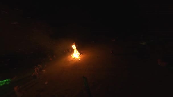 Muhteşem kıvılcımlar, ateş ve dumanla gece vakti yanan dev bir ahşap heykel hava aracı görüntüsü. İnsanlar burada kalıp Büyük Şenlik ateşinin tadını çıkarıyor. — Stok video