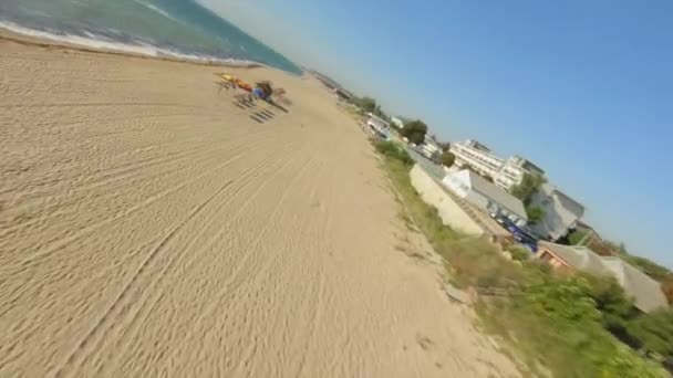 FPV závodní Drone Shot Flyby na Černomořské pláži v Griborce u Oděsy. Beach Resort s deštníky Thatch — Stock video