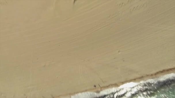 FPV versenyzés Drone Shot Flyby a Fekete-tenger partján Griborka közelében Odessa. Beach Resort Thatch esernyők — Stock videók