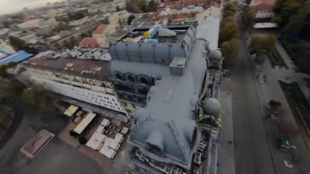 Aerial FPV Drone Scatto cinematografico del centro storico di Odessa, Ucraina. Strada centrale a Nuvoloso Mattina, Deribasovskaya — Video Stock