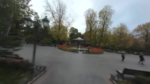 Drone aéreo FPV Fotografia Cinemática do Centro Histórico da Cidade em Odessa, Ucrânia. Jardim da cidade de manhã — Vídeo de Stock