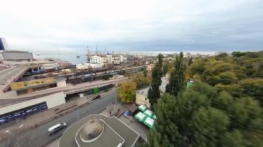 Ukrayna, Odessa 'daki tarihi şehir merkezinin FPV insansız hava aracı görüntüsü. Bulutlu bir günde Deniz Limanı Üst Görünümü