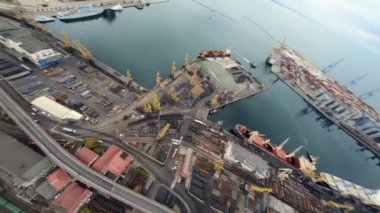 Ukrayna, Odessa 'daki tarihi şehir merkezinin FPV insansız hava aracı görüntüsü. Bulutlu bir günde Deniz Limanı Üst Görünümü