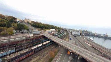 Ukrayna, Odessa 'daki tarihi şehir merkezinin FPV insansız hava aracı görüntüsü. Bulutlu bir günde Deniz Limanı Üst Görünümü