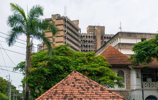 Prédio alto de triângulo de concreto pós-moderno com painéis de arco em Dar es Salaam, Tanzânia. — Fotografia de Stock