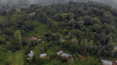Usambara Dağları 'ndaki Bulutlu Sisli Lushoto köyünden Hava Aracı Uçuşu. Tanga Eyaleti, Tanzanya, Afrika 'da Uzak Bir Yer