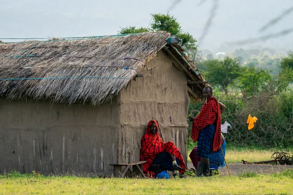 Arusha, Tanzania, enero de 2020: los maasai en su pueblo Típico estilo de vida tribal — Foto de Stock