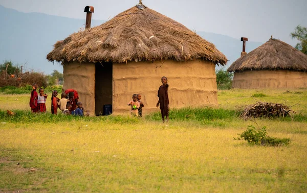 Arusha, Tanzania, enero de 2020: los maasai en su pueblo Típico estilo de vida tribal — Foto de Stock