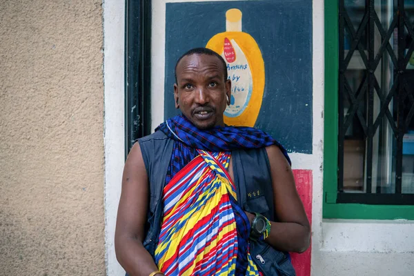 DAR ES SALAAM, TANZÂNIA - JANEIRO 2020: Povo africano nas ruas de Dar es Salaam. Tanzânia. África Oriental. Homem Maasai — Fotografia de Stock